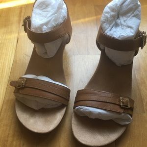 VIONIC Nobel Laurel Sandal (Tan)